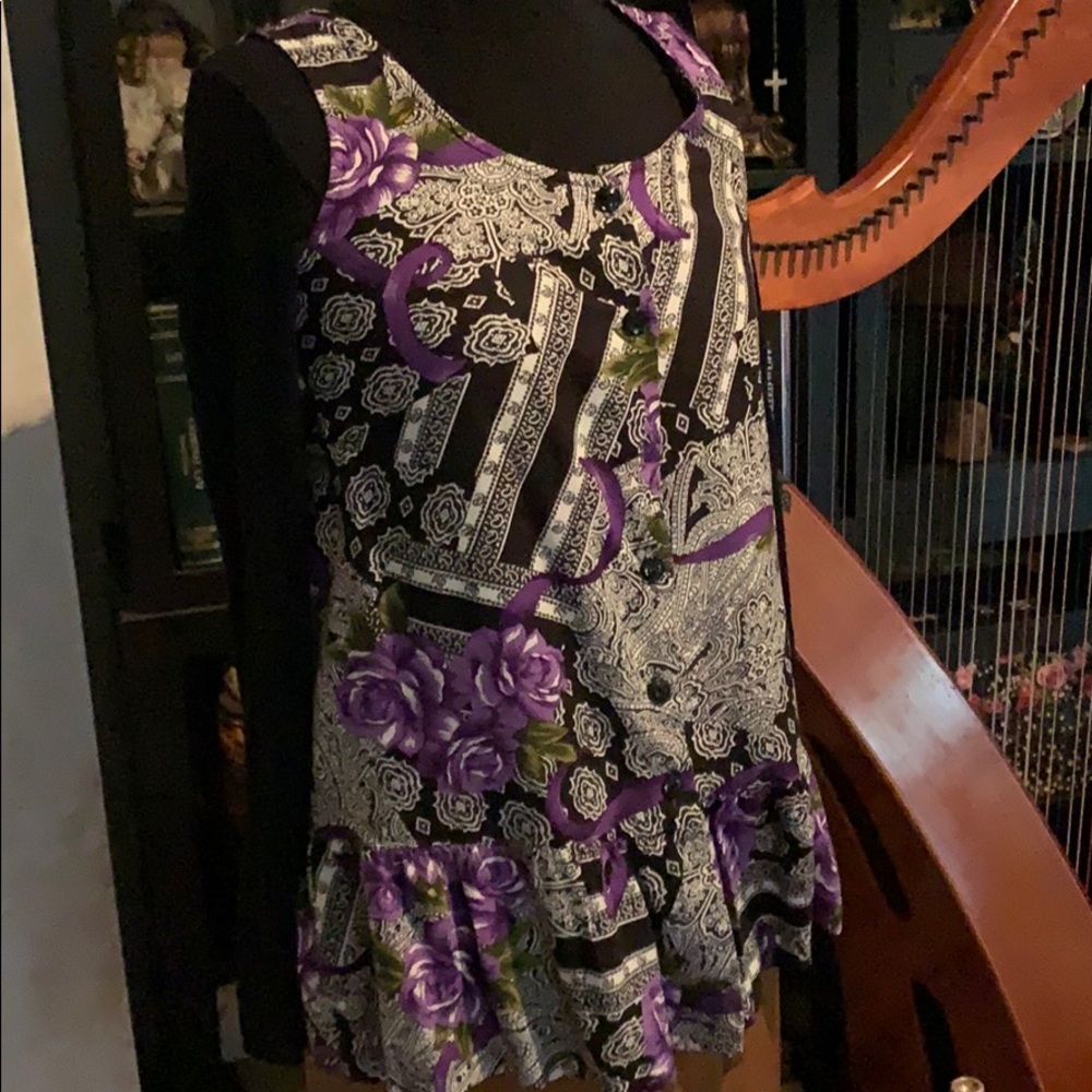 Gorgeous purple and black sleeveless shirt 👕